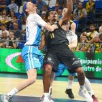 Imágenes del partido entre el Iberostar Tenerife y el Obradoiro / Sergio Méndez