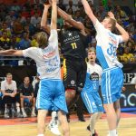 Imágenes del partido entre el Iberostar Tenerife y el Obradoiro / Sergio Méndez