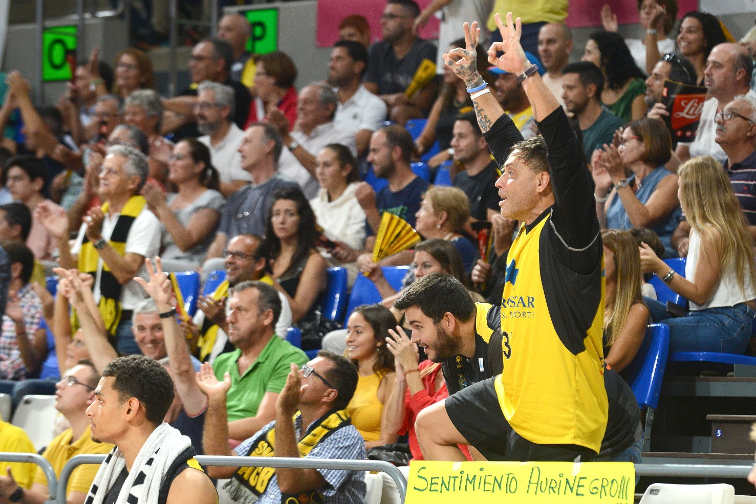 Imágenes del partido entre el Iberostar Tenerife y el Obradoiro / Sergio Méndez