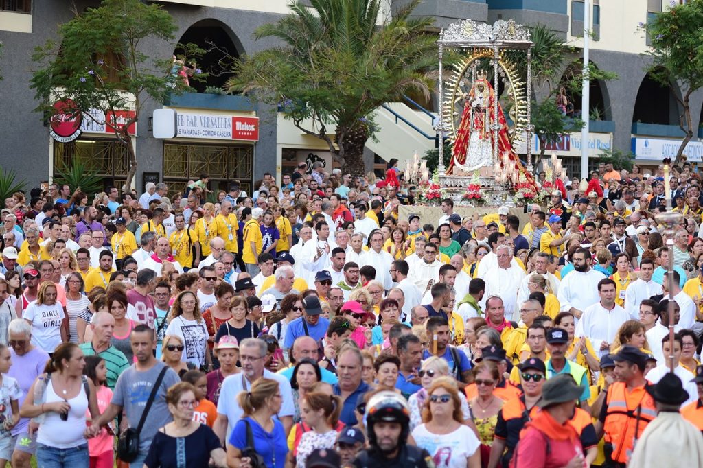 Santa Cruz se rinde ante la Virgen de Candelaria. / Sergio Méndez