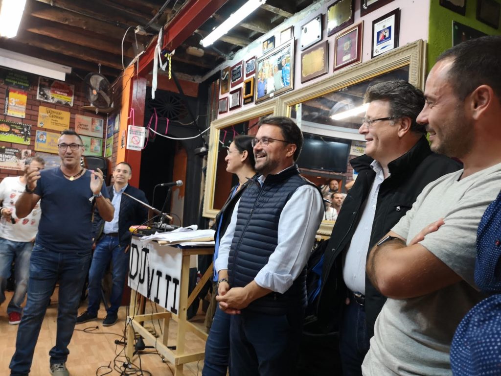 Asier Antona visita a los grupos del Carnaval. / DA
