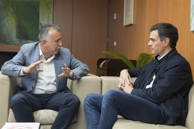 Ángel Vítor Torres y Pedro Sánchez durante una reunión / DA