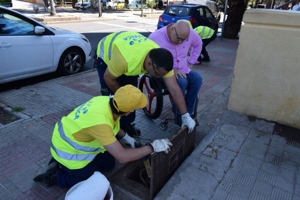 Operarios en la campaña de desratización en Santa Cruz. / AYTO. SANTA CRUZ DE TENERIFE