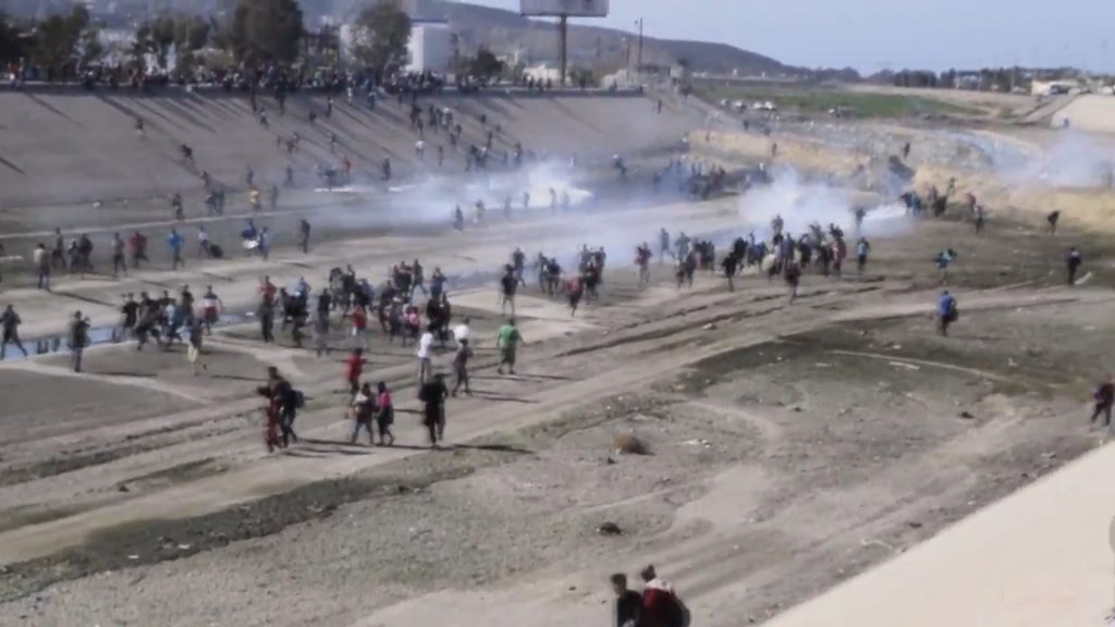 Caravana de migrantes, rechazada por las autoridades de EEUU a su llegada la frontera. / EP