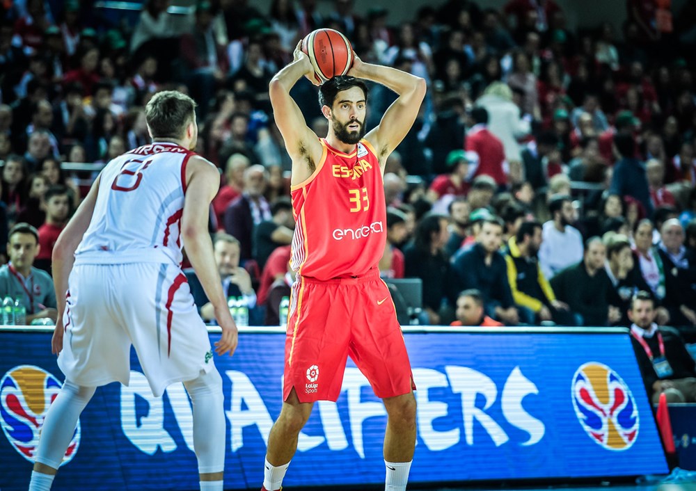 El alero aurinegro Javi Beirán, en el duelo con el equipo turco. FIBA