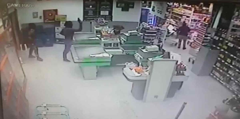 Tres encapuchados atracan un supermercado en La Esperanza. / DA