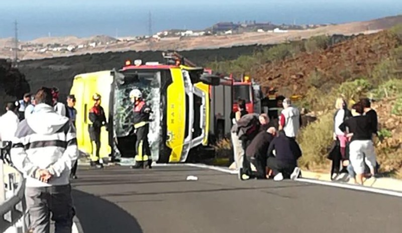 Minibús volcado en Fataga, Gran Canaria. / CECOES