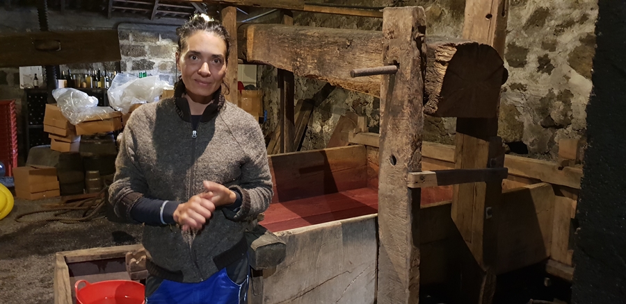 Victoria Torres, en la bodega de su familia, unto al lagar construido a finales del siglo XIX por su tatarabuelo y que sigue utilizando