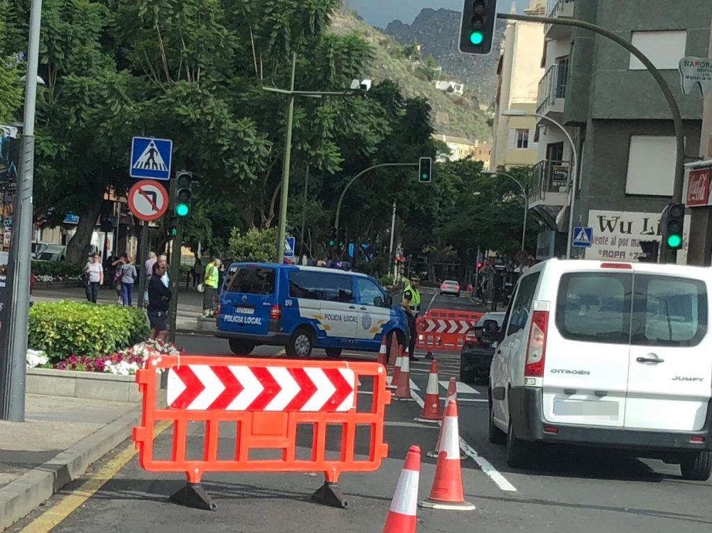Caos circulatorio: cortan las Ramblas y provocan una enorme retención en la entrada a Santa Cruz. / DA