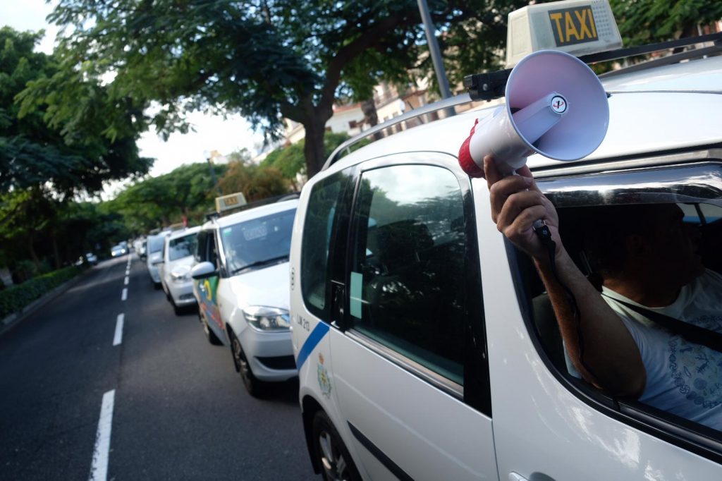 Los taxistas de Santa Cruz avisan de "grandísimas manifestaciones" por la gratuidad de las guaguas