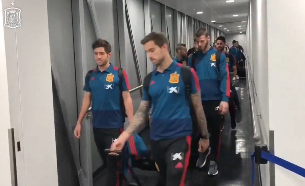 La selección española de fútbol, embarcando rumbo a Gran Canaria. / TWITTER SELECCIÓN ESPAÑOLA