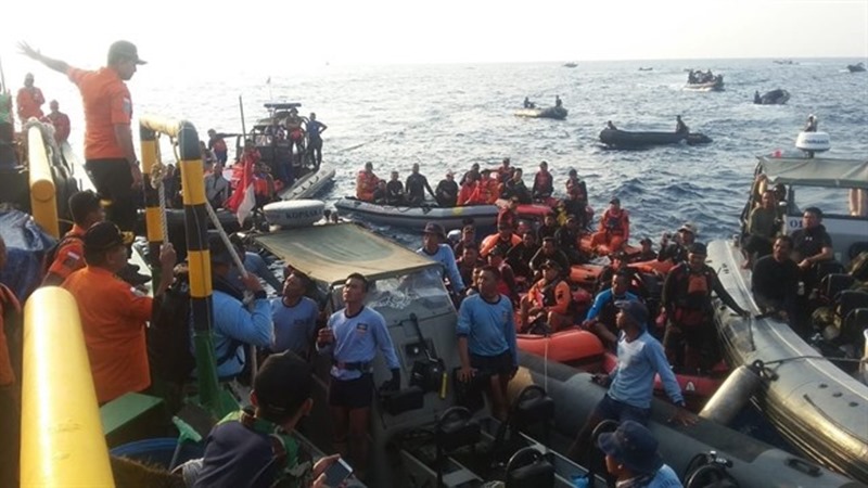Buzos de la Marina localizan un objeto que podría ser un motor del avión siniestrado de Lion Air. / EP