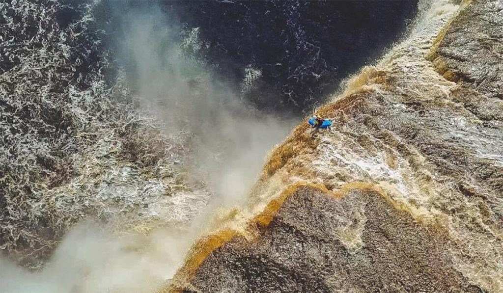 KAYAK DRONE CASCADA CANADÁ