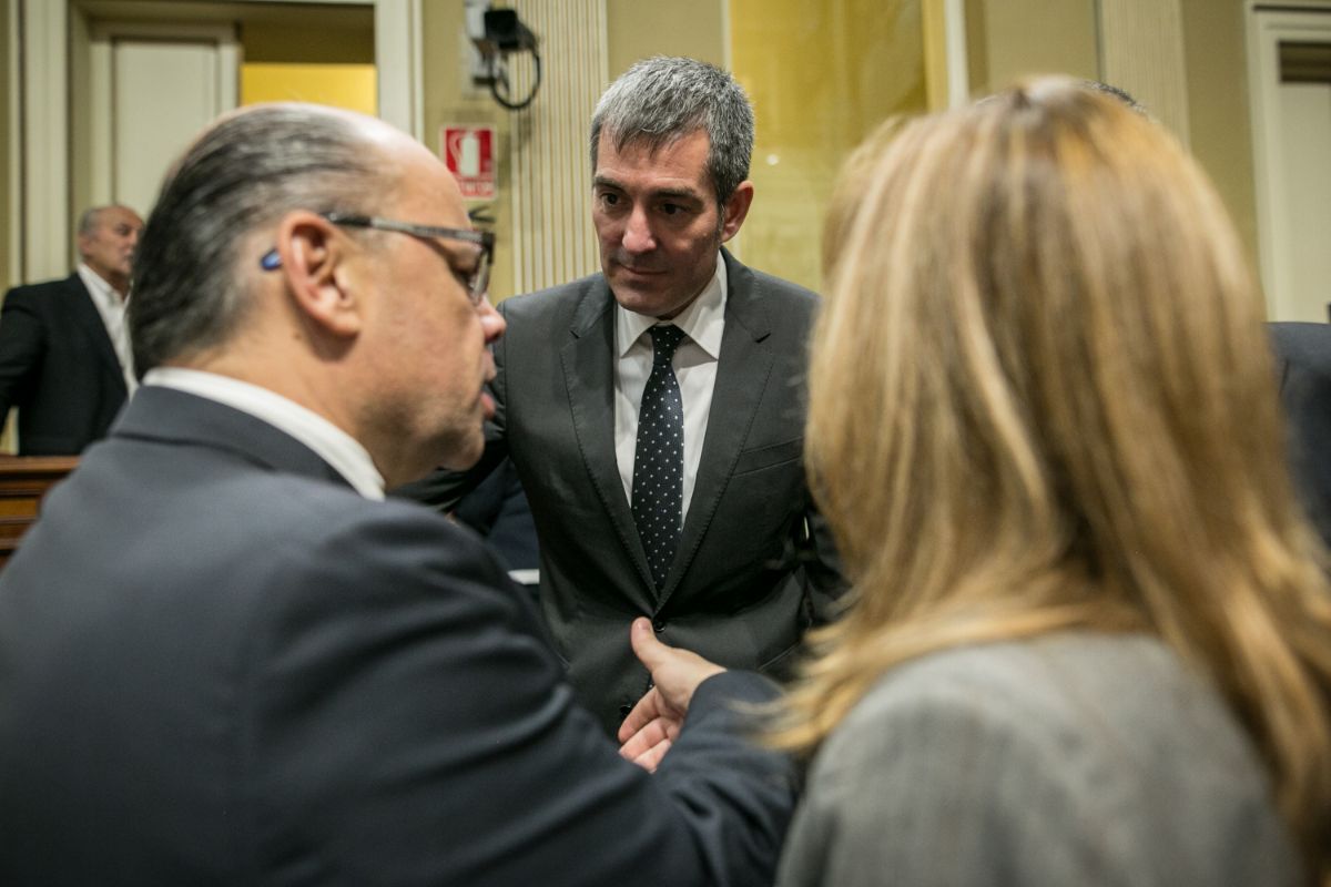 El presidente del Gobierno de Canarias, Fernando Clavijo (CC) fija la mirada en el consejero de Justicia de su Ejecutivo y secretario general de CC, José Miguel Barragán, a la izquierda. DA