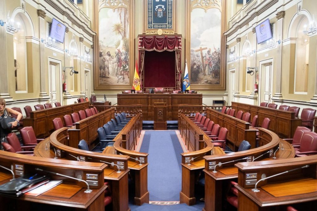 El Parlamento de Canarias tendrá 70 escaños, no 60. Fran Pallero