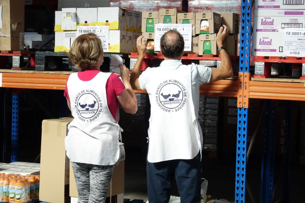 Las asociaciones se convierten en la mano que llega a todos los rincones de Santa Cruz, un trabajo en el que los voluntarios resultan fundamentales. Sergio Méndez