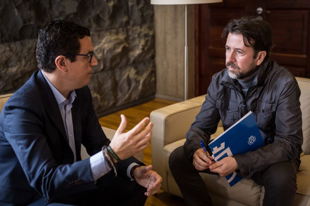 El vicepresidente y consejero de Obras Públicas del Gobierno regional, Pablo Rodríguez (CC), a la izquierda, junto al presidente del Cabildo, Carlos Alonso (CC) en una reunión reciente. DA
