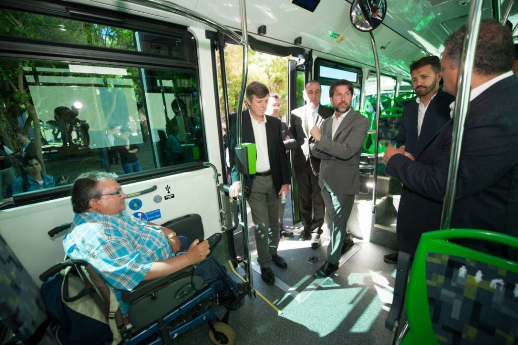 En el centro, el presidente del Cabildo, Carlos Alonso (CC), a la derecha, el alcalde, José Alberto Díaz (CC). F. P.