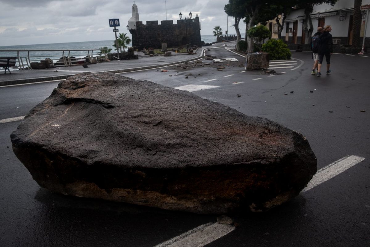 La virulencia del mar en Garachico desplazó rocas de gran tamaño muchos metros tierra adentro y causó innumerables daños. Fran Pallero