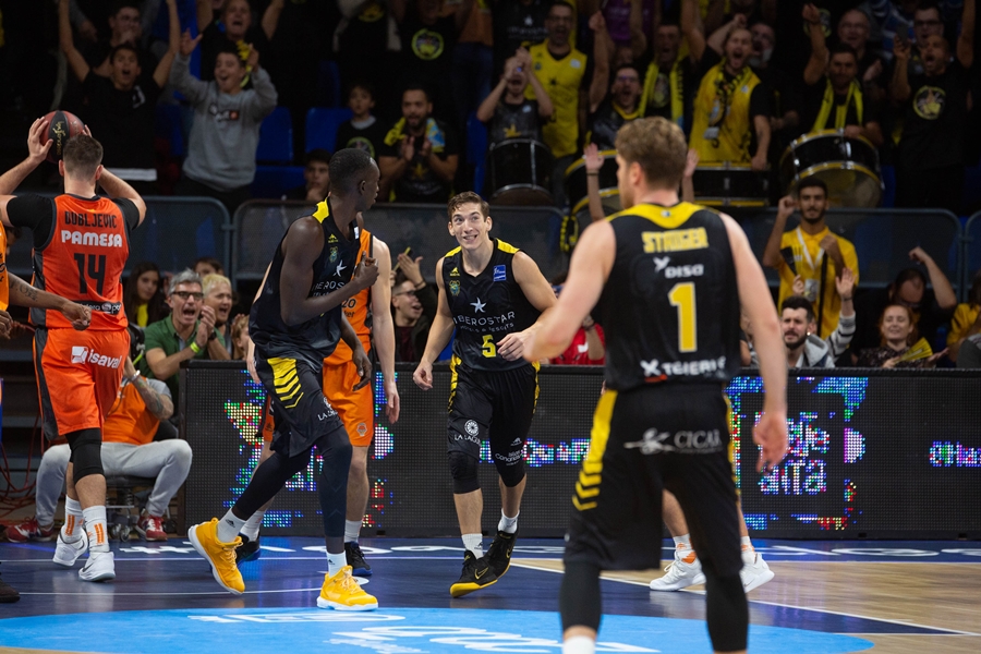 El escolta argentino no podía ocultar la felicidad que le producía dejar atrás el calvario que ha tenido que atravesar desde enero. ACB Photo / A. Perez