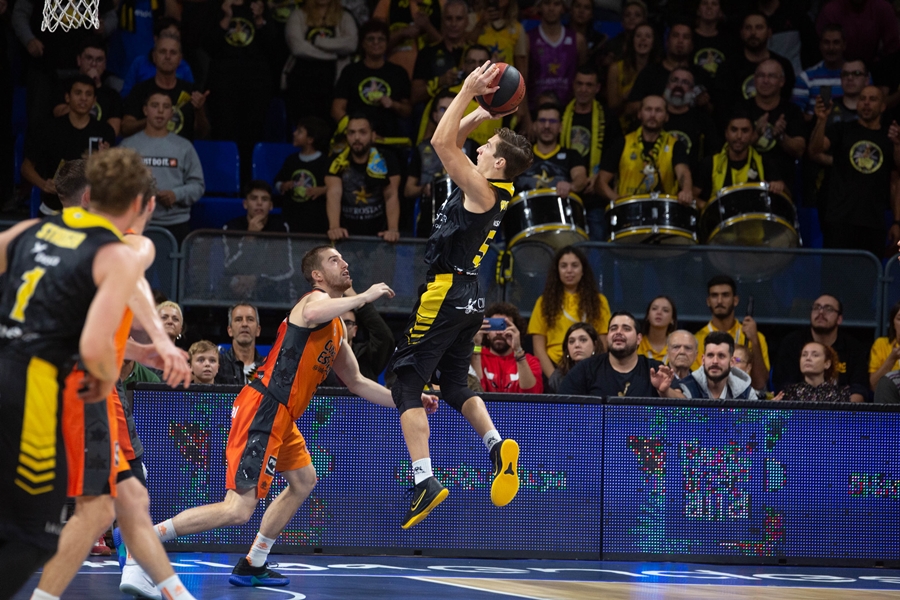 El escolta argentino no podía ocultar la felicidad que le producía dejar atrás el calvario que ha tenido que atravesar desde enero. ACB Photo / A. Perez
