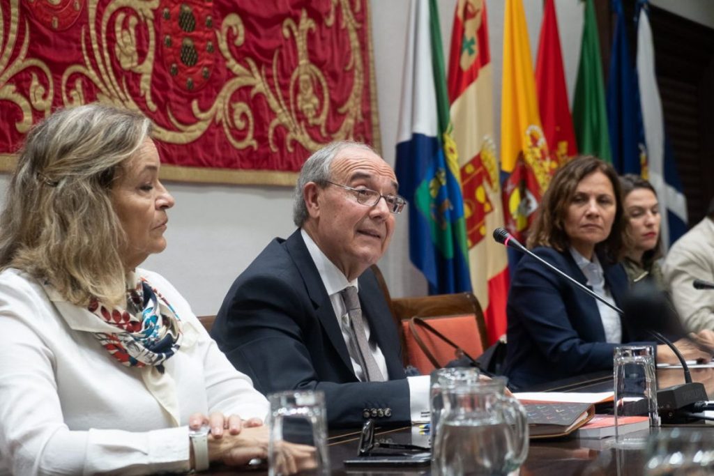 Vicente Garrido, durante su intervención en el Parlamento de Canarias, ayer en Santa Cruz. Fran Pallero