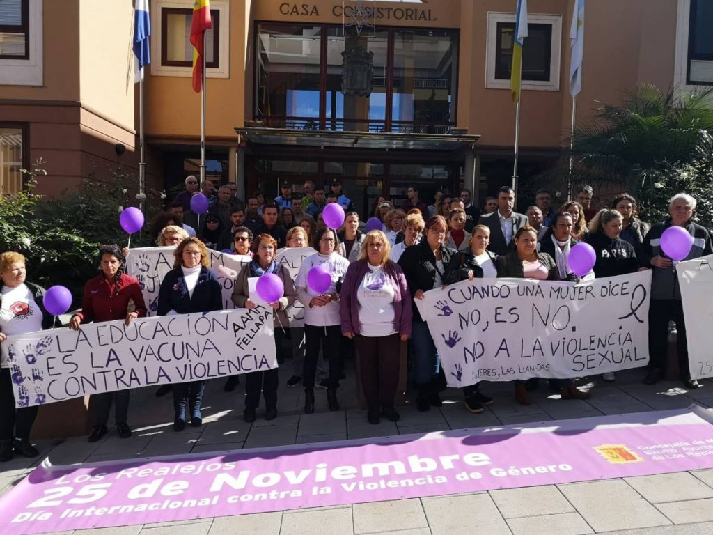 En la concentración del viernes frente al Consistorio se rechazó la violencia de género a través de pancartas. DA