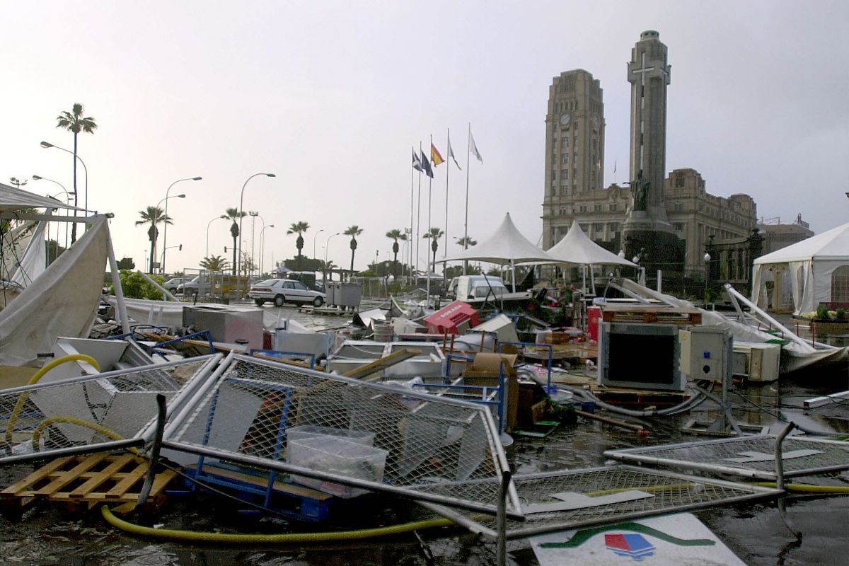 El Cabildo y la plaza de España, con los destrozos provocados por la tormenta tropical Delta. / DA