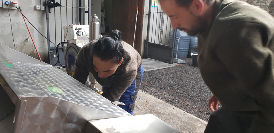 Victoria junto a Moisés, el trabajador incansable de la Bodega con el que cuenta desde hace tres años