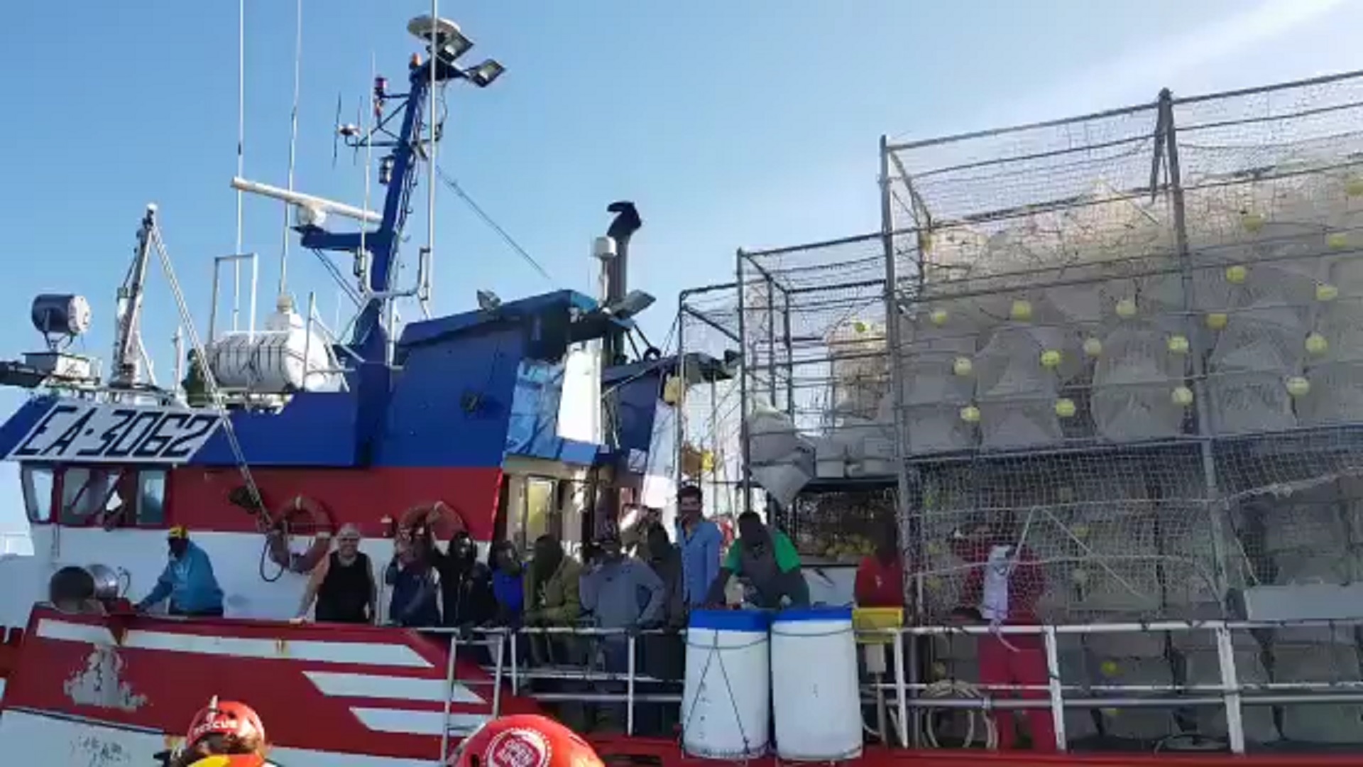 El pesquero español 'Nuestra Madre de Loreto' entrega a Malta a los inmigrantes rescatados