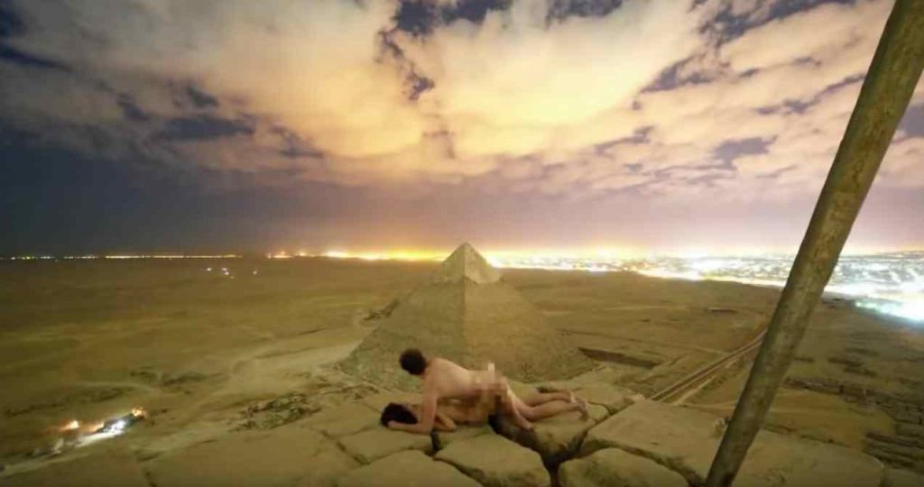 Escándalo en Egipto por este vídeo de una pareja haciendo el amor en lo alto de la pirámide de Keops. / YOUTUBE