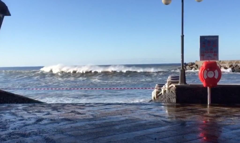 El mar bate con fuerza en la costa de La Palma y obliga a cerrar una playa. / DA