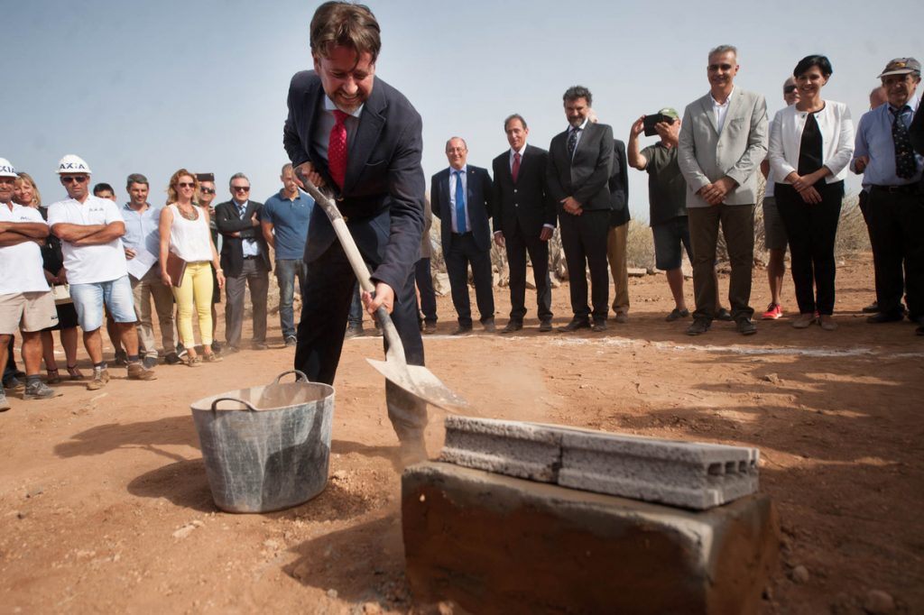 Carlos Alonso, presidente del Cabildo, pone la primera piedra del CIM el 29 de agosto de 2016; 843 días después los terrenos continúan igual. Fran Pallero