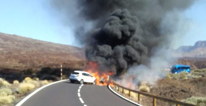 Cuatro heridos y dos coches ardiendo tras una colisión frontal en Las Cañadas del Teide