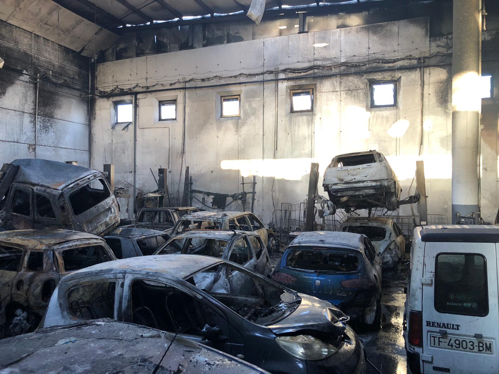 Incendio en un taller de mecánica en el Polígono Industrial Valle de Güímar / LOS JARDINEROS