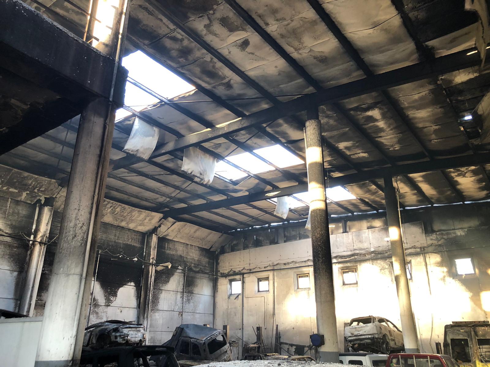 Incendio en un taller de mecánica en el Polígono Industrial Valle de Güímar / LOS JARDINEROS