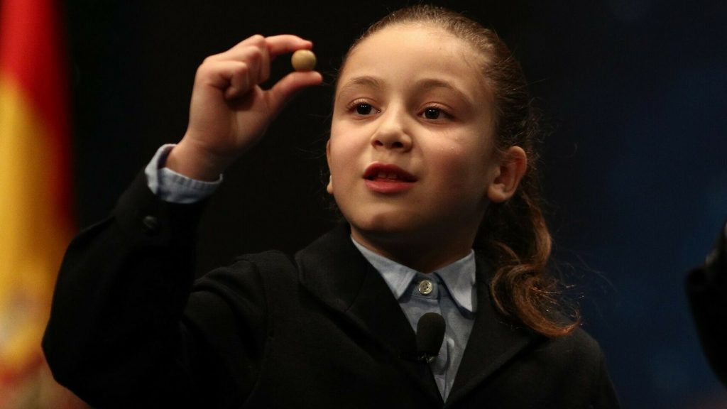 Aya, la niña de los 'mil euros', canta el Gordo