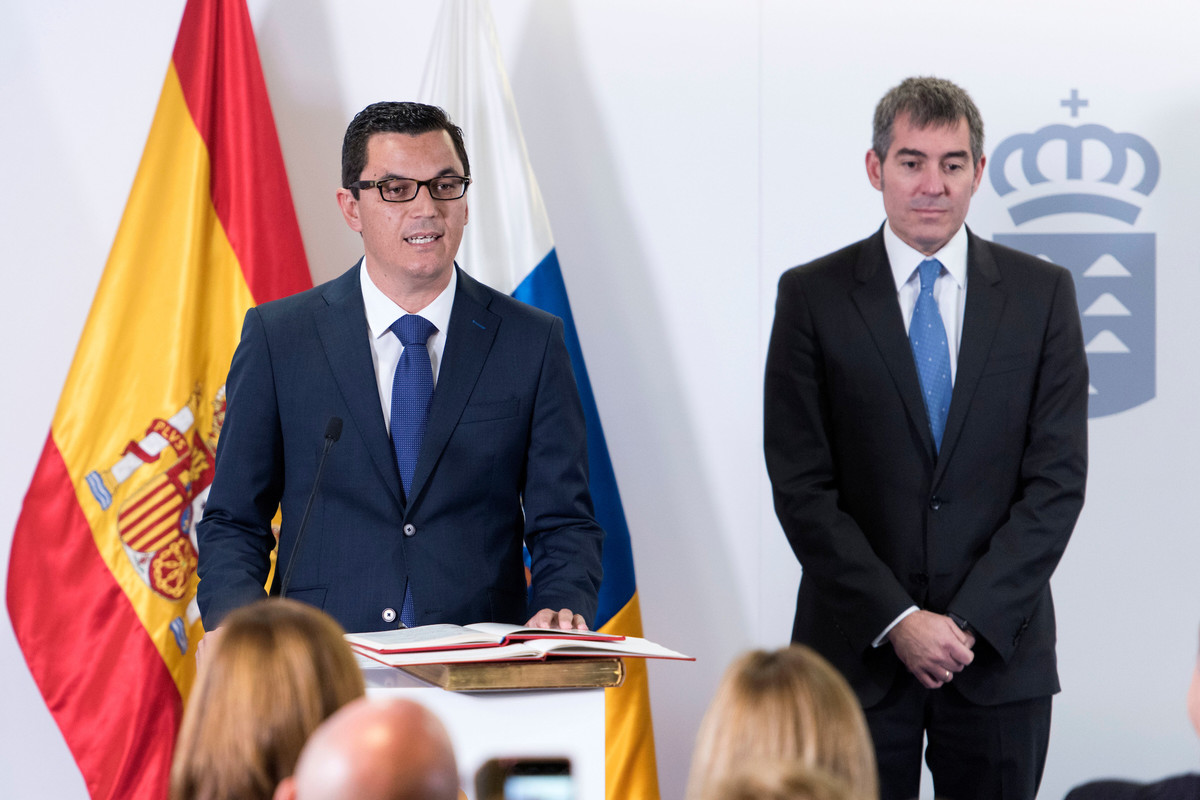 A la izquierda, el consejero de Obras Públicas y Transportes del Gobierno de Canarias, Pablo Rodríguez (CC), junto al presidente del Ejecutivo autonómico, Fernando Clavijo (CC). DA