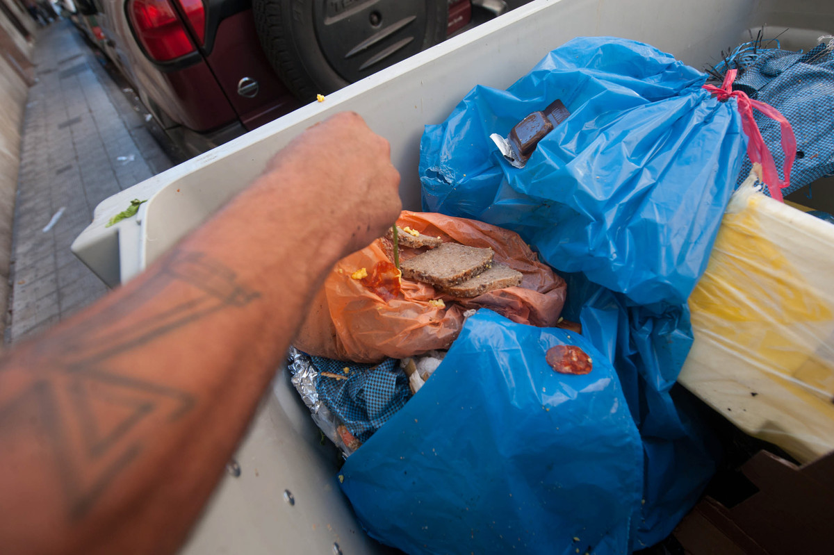 La imagen de personas revolviendo en la basura es, tristemente, habitual en las Islas. Fran Pallero