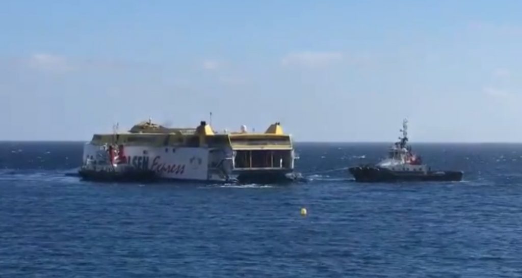 El Bencomo, de Fred. Olsen, remolcado hasta Santa Cruz. / TWITTER