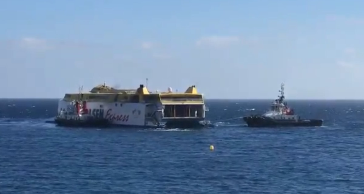 El Bencomo, de Fred. Olsen, remolcado hasta Santa Cruz. / TWITTER