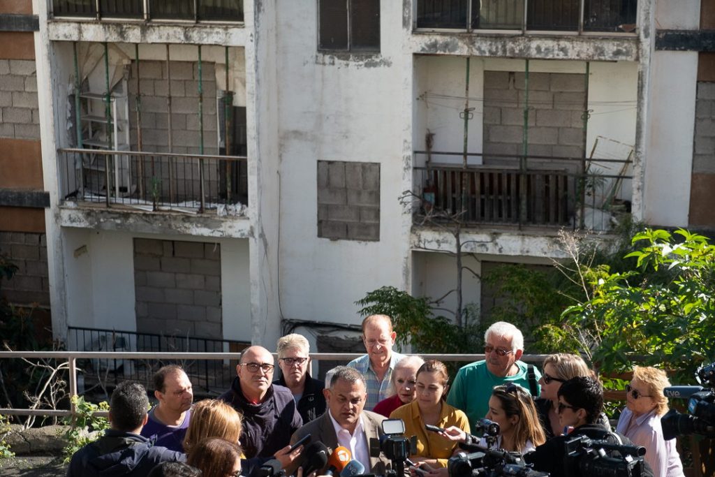 Imagen de una reciente visita del alcalde de La Laguna, José Alberto Díaz (CC), a los bloques afectados por aluminosis de Las Chumberas. Fran Pallero
