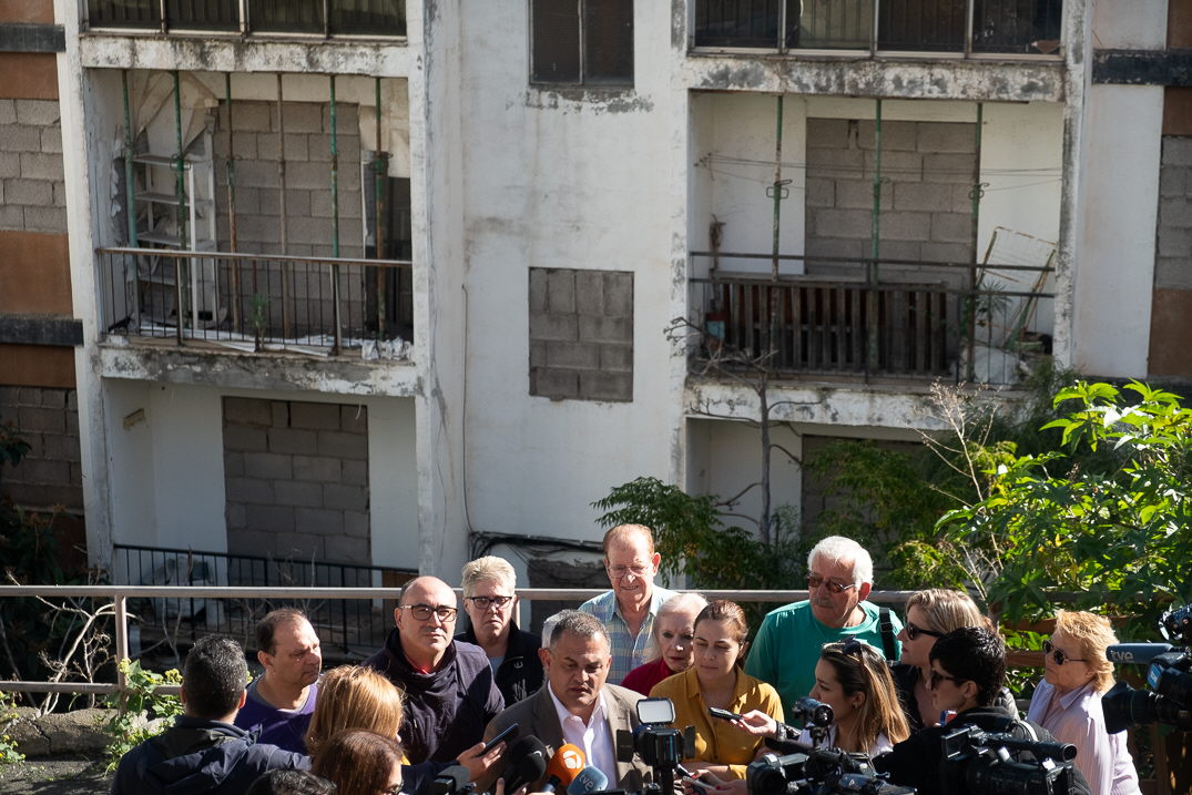 Imagen de una reciente visita del alcalde de La Laguna, José Alberto Díaz (CC), a los bloques afectados por aluminosis de Las Chumberas. Fran Pallero