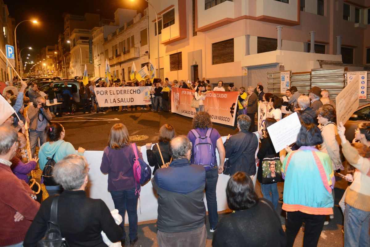 Unas 200 personas se manifestaron contra las listas de espera y la mercantilización de la salud. Sergio Méndez