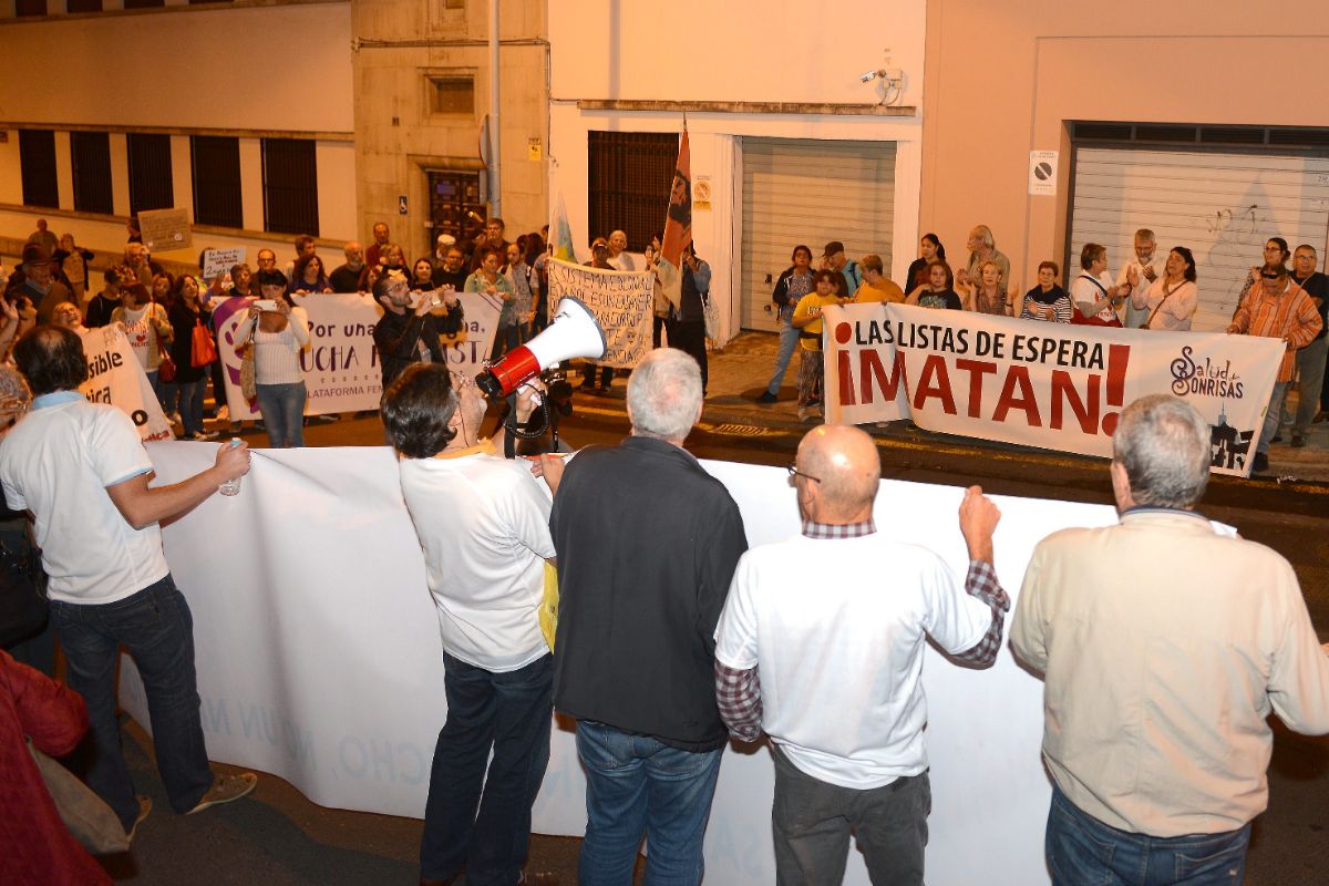  Una imagen de la concentración celebrada ayer en Santa Cruz. S. Méndez