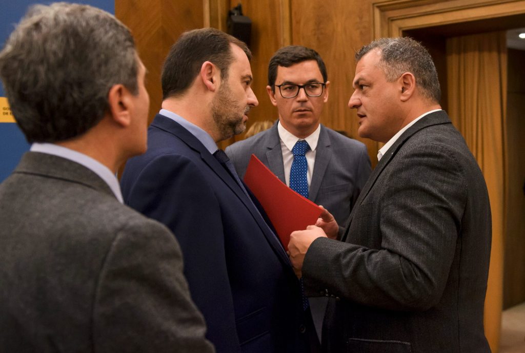 Ábalos y Díaz conversaron ayer en el Ministerio en presencia del consejero de Obras Públicas, Pablo Rodríguez. DA