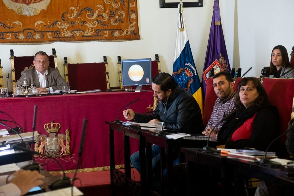 Imagen del pleno del Ayuntamiento de La Laguna celebrado ayer en la que se aprecia al alcalde, José Alberto Díaz (CC), con semblante serio. Fran Pallero