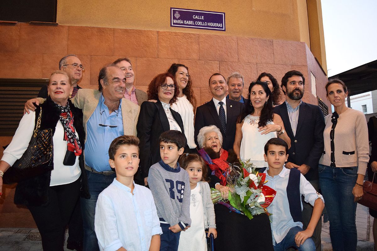 La homenajeada, con el alcalde y su familia. DA