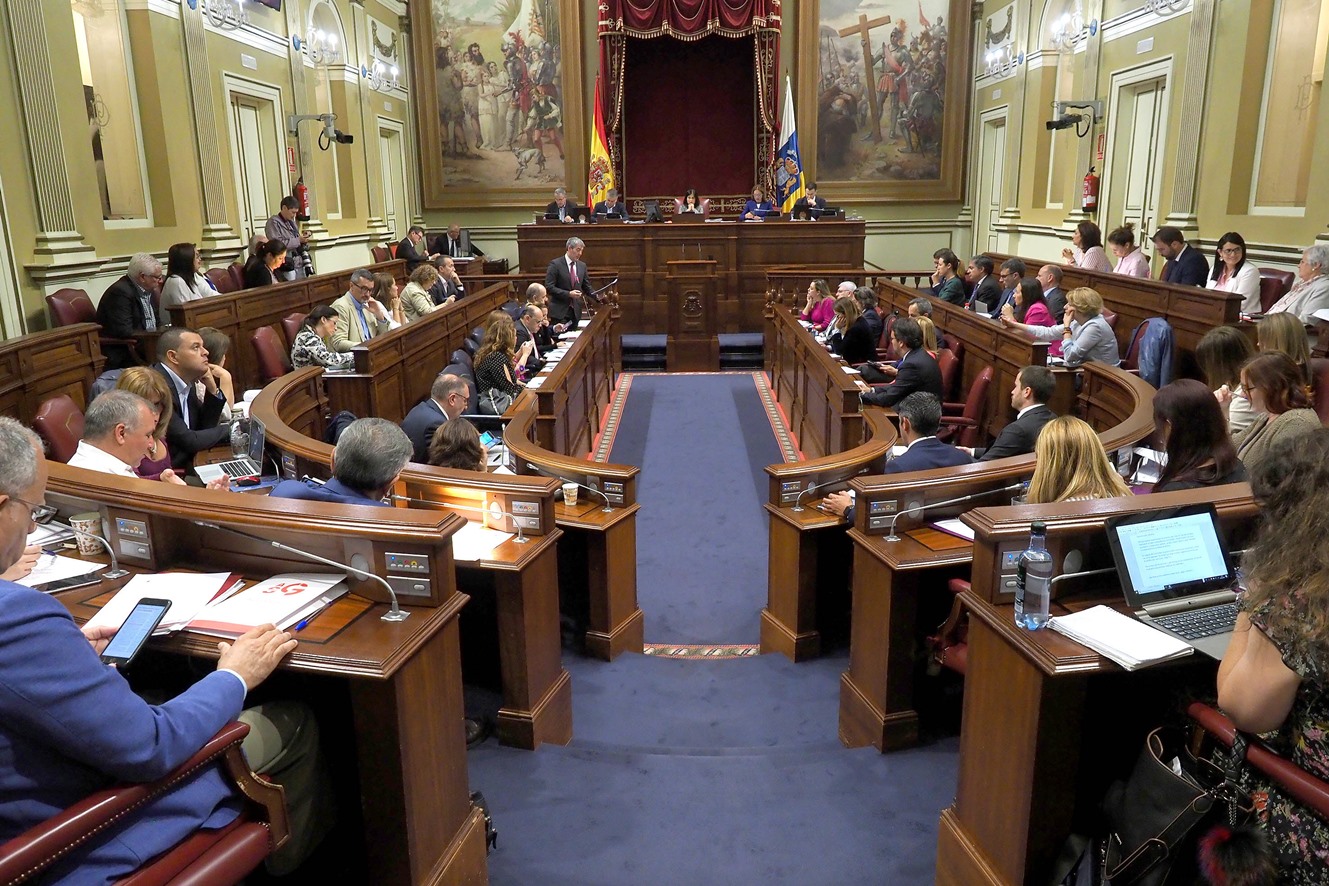 Sesión plenaria del Parlamento de Canarias. / SERGIO MÉNDEZ