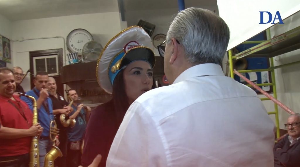 Esther Gómez, la brilli brilli del Carnaval, visita a la NiFú NiFá en DIARIO en Carnaval / DA